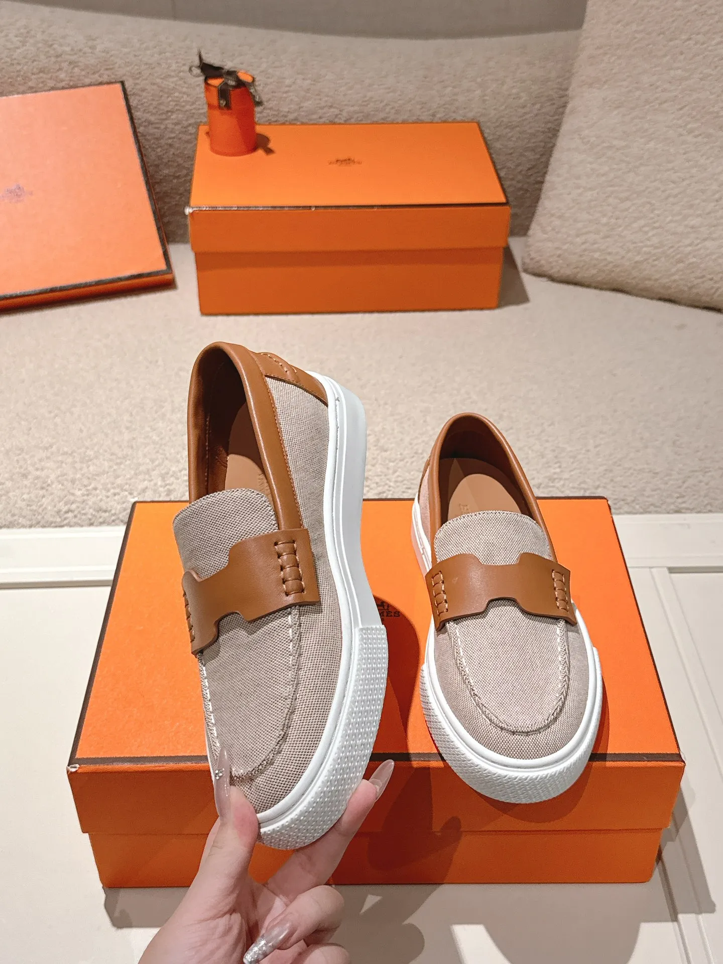 Men's men's shoes P620! Hermes# Thick Sole Couple Loafers These lace-up free sneakers in calfskin and washed denim feature signature "H" details. The design is simple and smooth, creating a fashionable urban look. It is comfortable and versatile. H family classics are not outdated, and the delivery counter is beautifully packaged🛍📦 Fabric: Original customized washed denim/first-layer cowhide Lining: Imported soft sheepskin Sole: Original open-molded anti-slip TPU material Size: 35-45